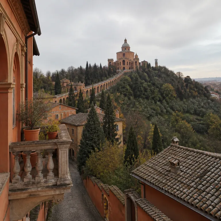 Come visitare il santuario di San Luca a Bologna partendo dal tuo hotel